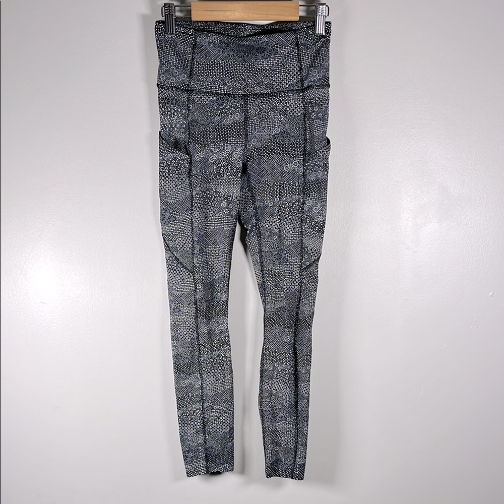 Lululemon Black & White Floral Microprint 25" Crop Leggings Womens Size 4